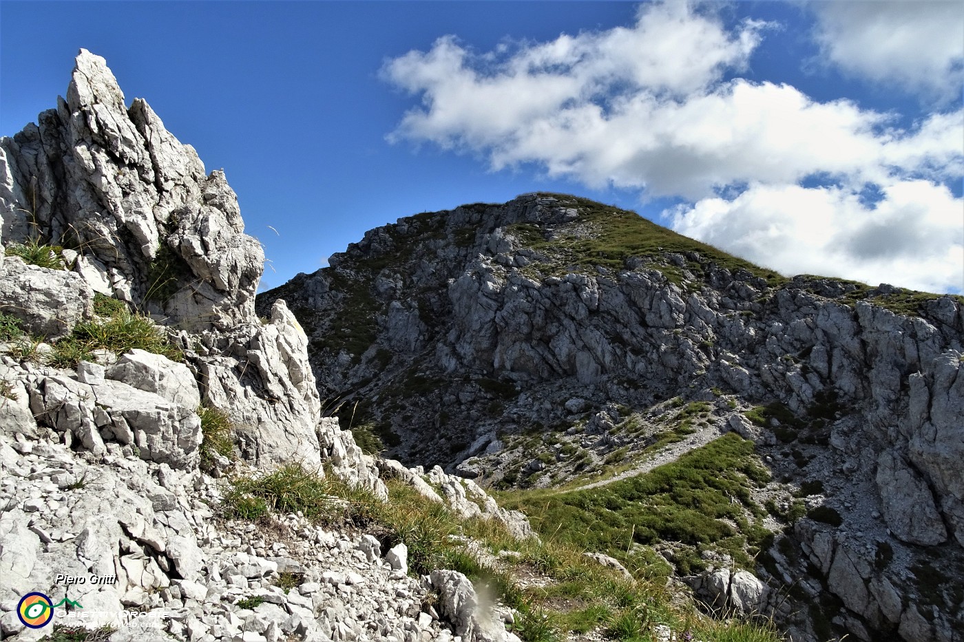 54 Ecco la cima, ora lo strappo finale anche su roccette.JPG